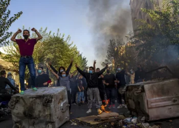 En esta foto tomada por una persona no empleada por Associated Press y obtenida por la AP fuera de Irán, los iraníes protestan por la muerte en septiembre de Mahsa Amini, de 22 años, después de haber sido detenida por la policía de la moral en Teherán, el 27 de octubre de 2022. (Middle East Images/AP)