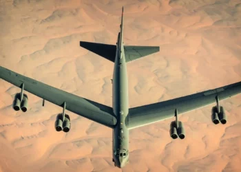Un B-52 Stratofortress de la Fuerza Aérea de EE.UU. asignado a la 2ª Ala de Bombas parte tras recibir combustible de un KC-135 Stratotanker,. (Foto de la Fuerza Aérea de EE.UU. por el sargento de personal Trevor T. McBride)