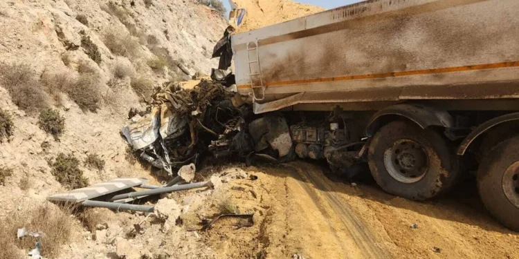 Un camión implicado en una colisión en la ruta 505 en el norte de Judea y Samaria, el 16 de octubre de 2022. (Servicios de bomberos y rescate)