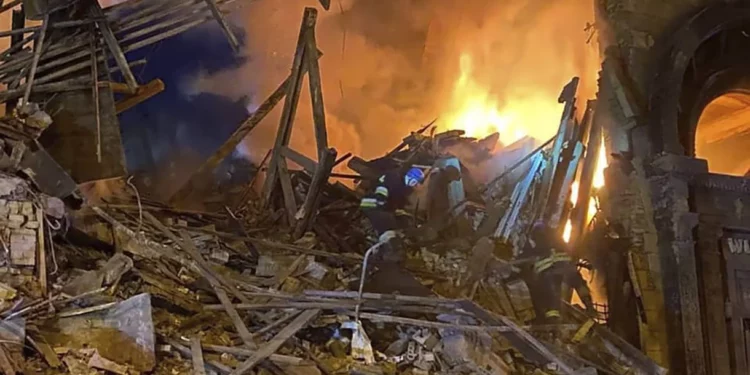 Bombardeo ruso contra zona residencial ucraniana deja un muerto