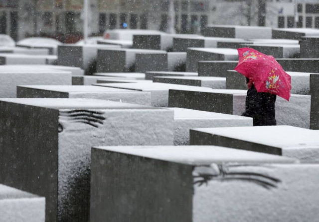 Un político alemán bailó en el monumento al Holocausto en Berlín