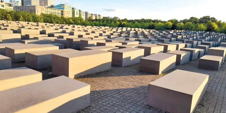 Un político alemán bailó en el monumento al Holocausto en Berlín