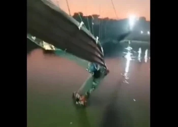 Al menos 60 muertos tras el derrumbe de un puente en la India