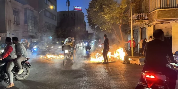 Dos fuerzas de seguridad iraníes muertos en protestas nocturnas