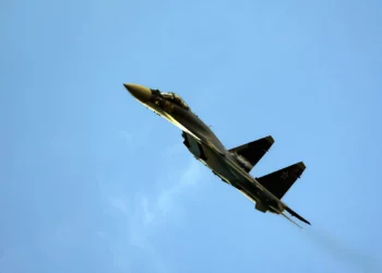 Su-30 ruso se estrella contra un edificio