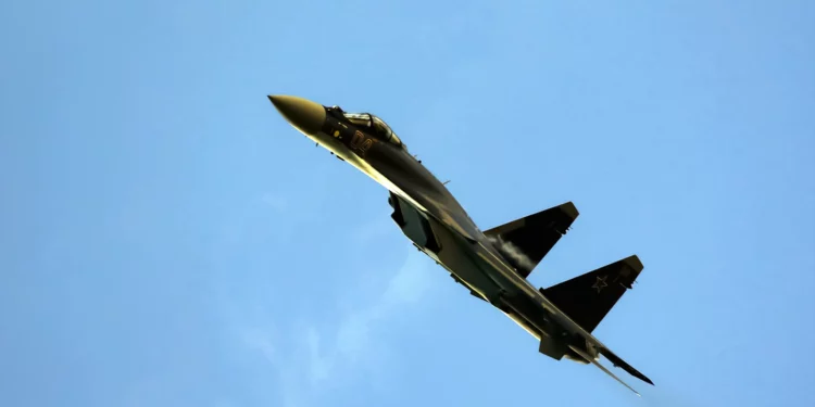 Su-30 ruso se estrella contra un edificio