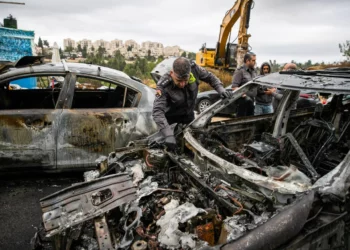 Incendian coches y pintan grafitis antiárabes cerca a Jerusalén