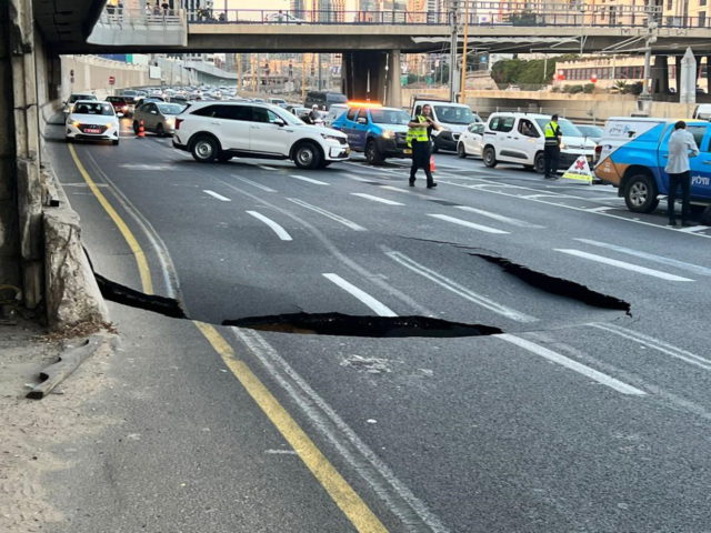 Se abre un segundo socavón en la principal autopista de Tel Aviv