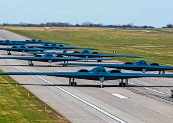 Ocho bombarderos B-2 Spirit de EE.UU. muestran su poder en una “caminata de elefante”