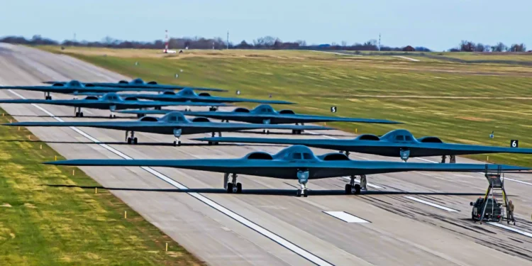 Ocho bombarderos B-2 Spirit de EE.UU. muestran su poder en una “caminata de elefante”