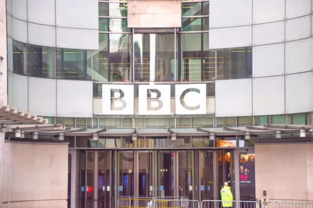 La BBC se disculpa por la “inaceptable” gestión del sesgo antiisraelí