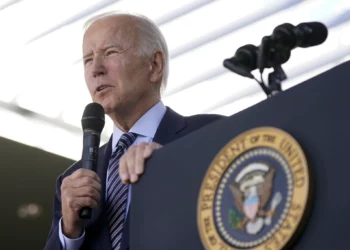 Biden dice que Musk compró una plataforma que “arroja mentiras por todo el mundo”