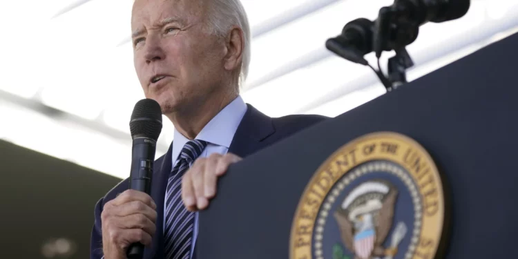 Biden dice que Musk compró una plataforma que “arroja mentiras por todo el mundo”