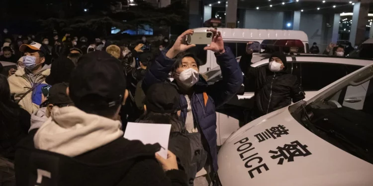 China detiene y golpea a un periodista de la BBC que cubría las protestas contras el COVID