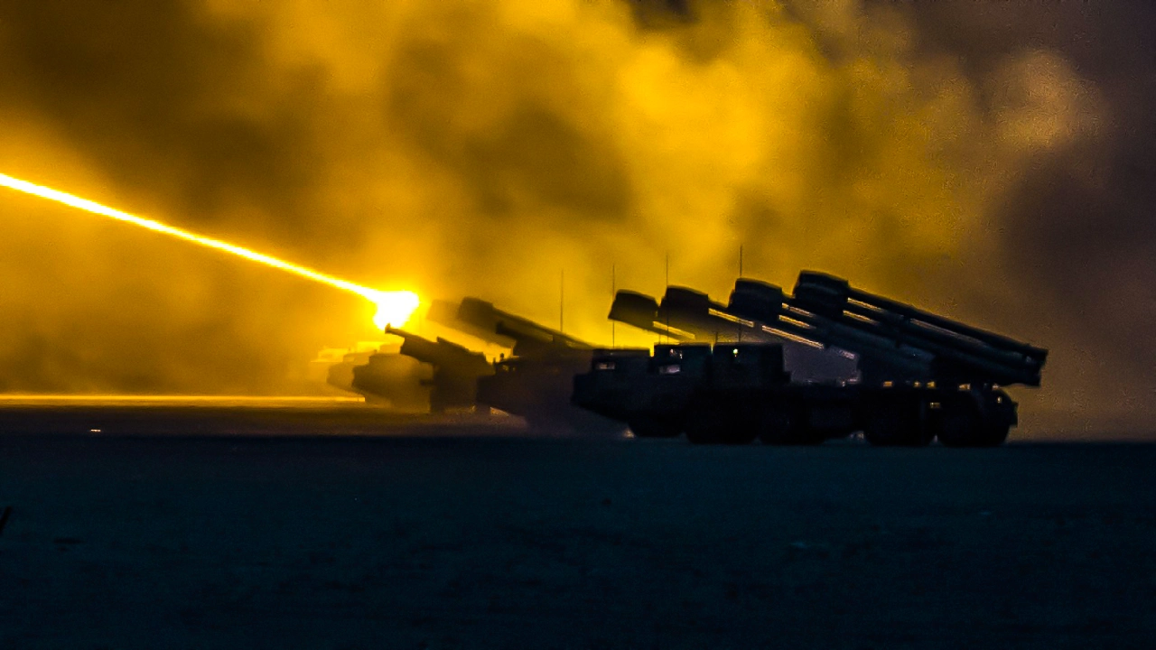 Ucrania destruye un convoy militar ruso: Video