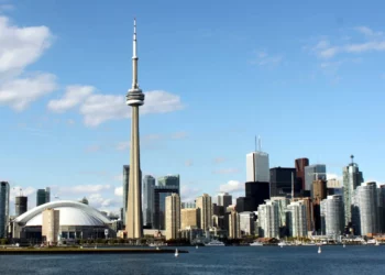 Antisemita canadiense agrede a un anciano judío y pisotea su kipá