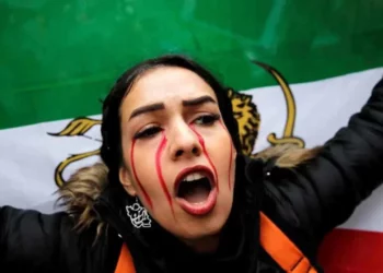 Biden ayuda a Jamenei y perjudica a los iraníes al no aplicar las sanciones