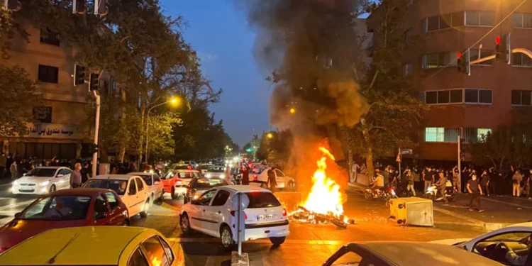 Muchos jóvenes iraníes pierden el miedo en la lucha por la "libertad"