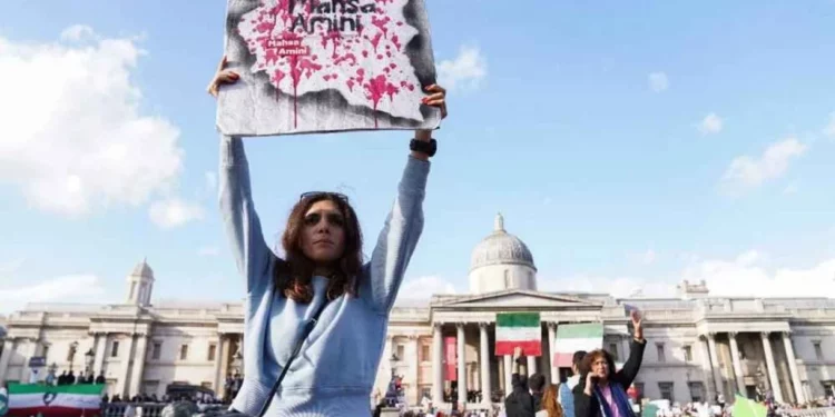 Las huelgas laborales se extienden por todo Irán mientras las protestas continúan