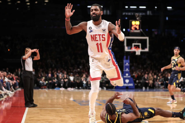 Manifestantes judíos abuchean a Kyrie Irving por apoyar una película antisemita