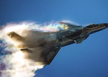 F-22 vs J-20: ¿Quién vence en un combate aéreo?