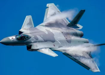 China actualizará el J-20 con sistemas de interferencia electrónica y alerta temprana