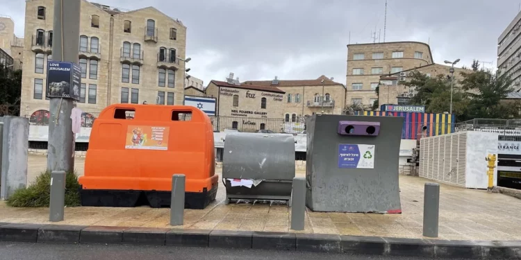 Jerusalén recibe contenedores para envases y envoltorios reciclables tras años de retraso