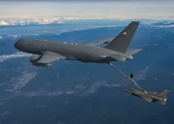 La pluma del KC-46 se rompe y abolla el avión al repostar un caza