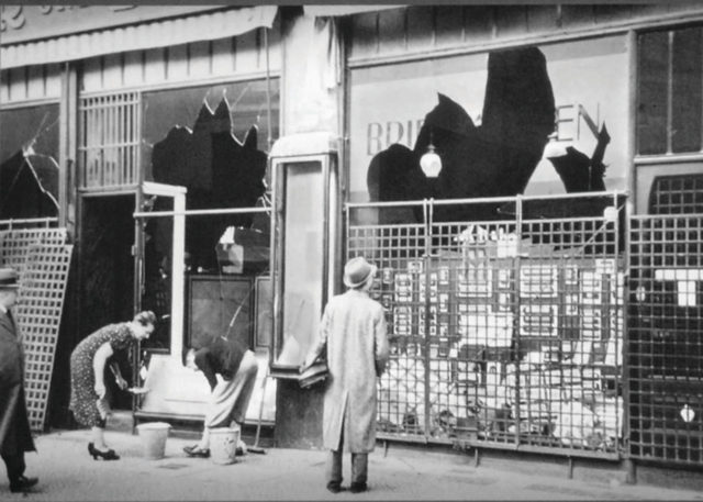 Líder judío es acosado por manifestantes en el aniversario de la Kristallnacht