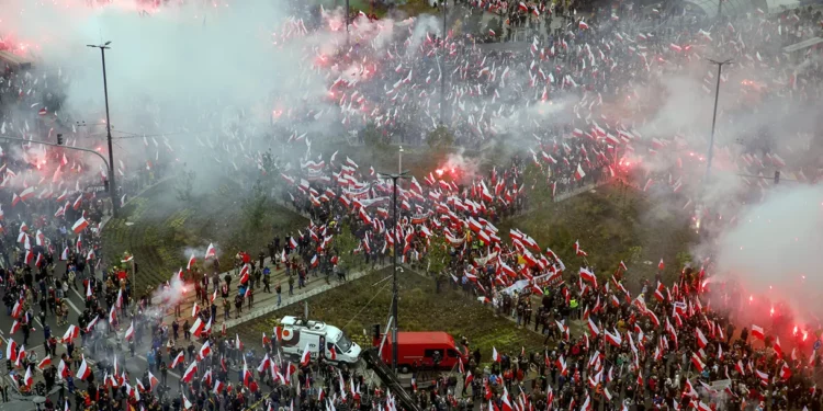 La marcha del Día de la Independencia de Polonia presenta un símbolo nazi y llama a quemar judíos