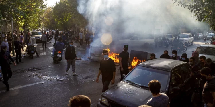 Irán emite la primera sentencia de muerte relacionada con las protestas contra el régimen