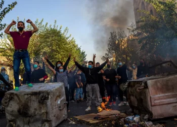 Irán envía más tropas a la región kurda mientras estalla una nueva protesta