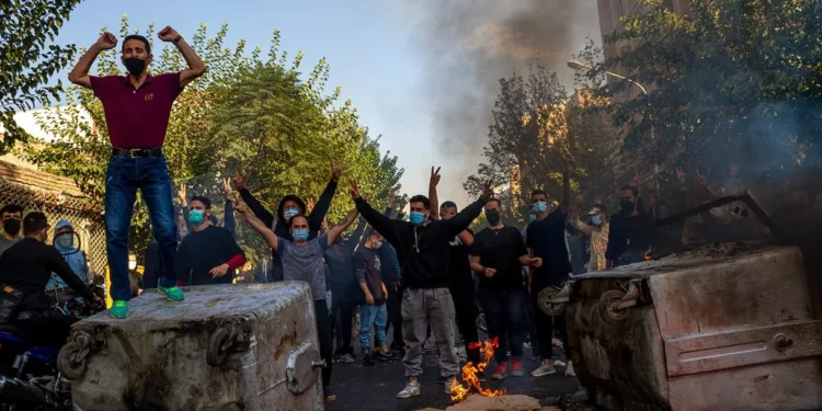 Irán envía más tropas a la región kurda mientras estalla una nueva protesta