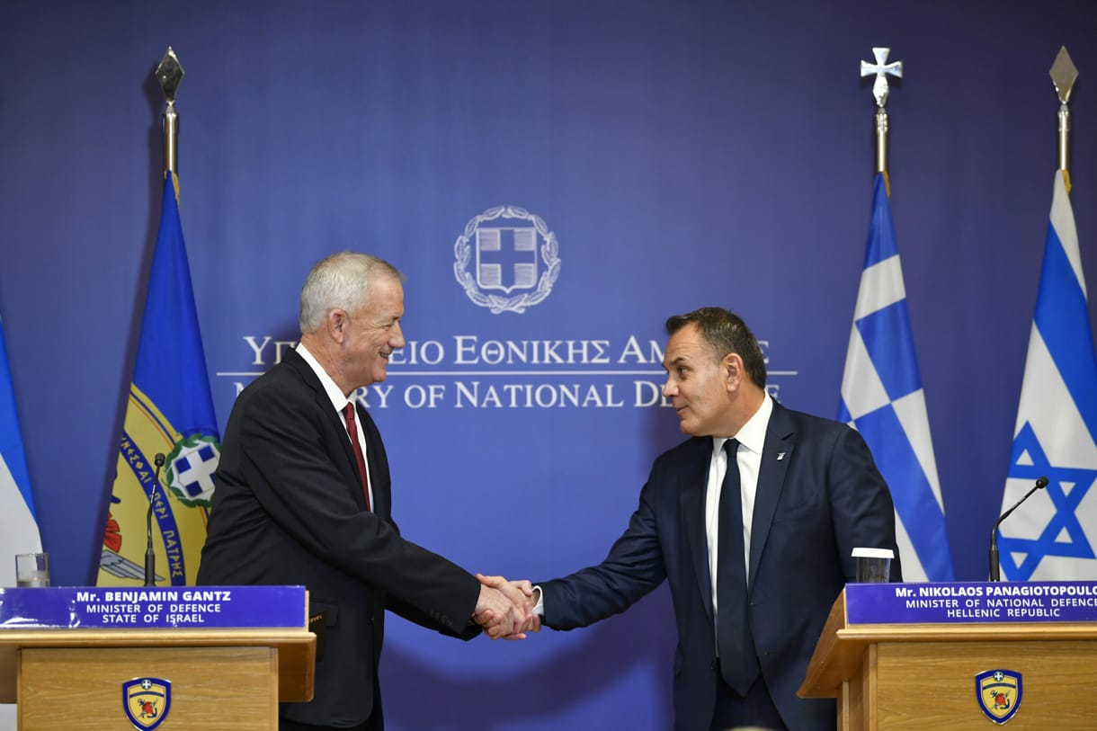 Gantz busca establecer fuertes lazos regionales contra Irán en Atenas