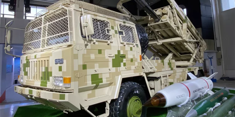 China presenta el nuevo lanzador de cohetes SR5 MLRS capaz de lanzar municiones de merodeo