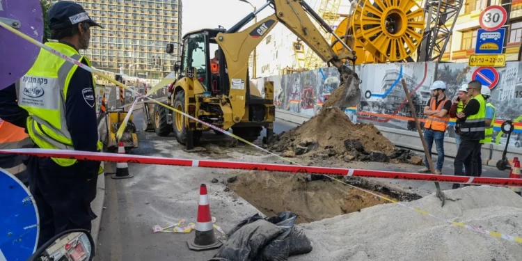 Aparece otro socavón en una concurrida carretera de Tel Aviv