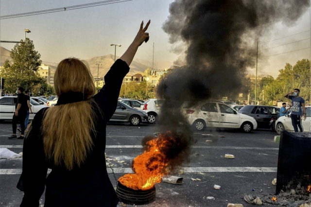 Irán emite la primera sentencia de muerte relacionada con las protestas contra el régimen