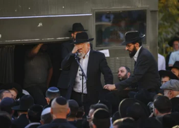 Aryeh Shechopek, víctima del atentado de Jerusalén, es sepultado