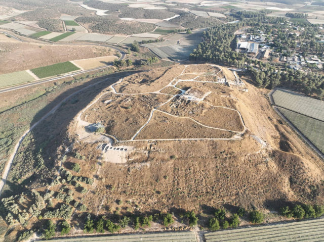Hallan un peine de marfil del año 1700 a.C. en Tel Lachish