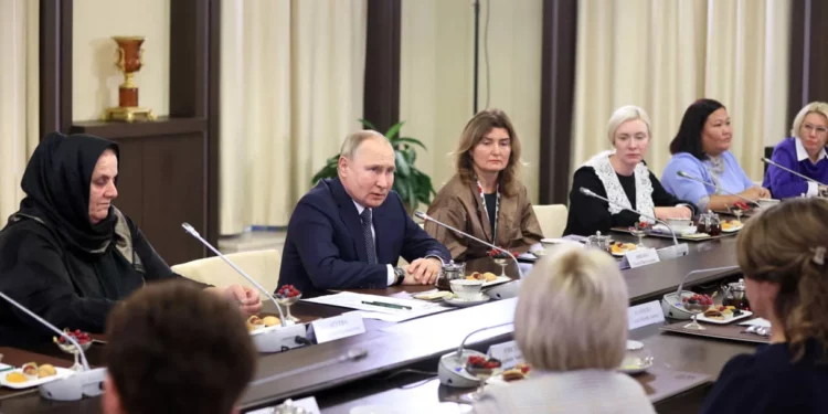 Putin se reúne con las madres de los soldados que luchan en Ucrania