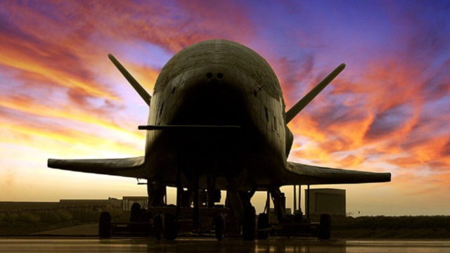 El avión espacial X-37B aterriza tras 900 días en órbita