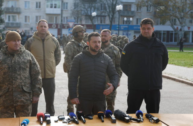 Zelensky visita la recién liberada ciudad de Kherson