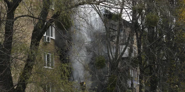 Ataques aéreos rusos en ciudades de toda Ucrania provocan apagones