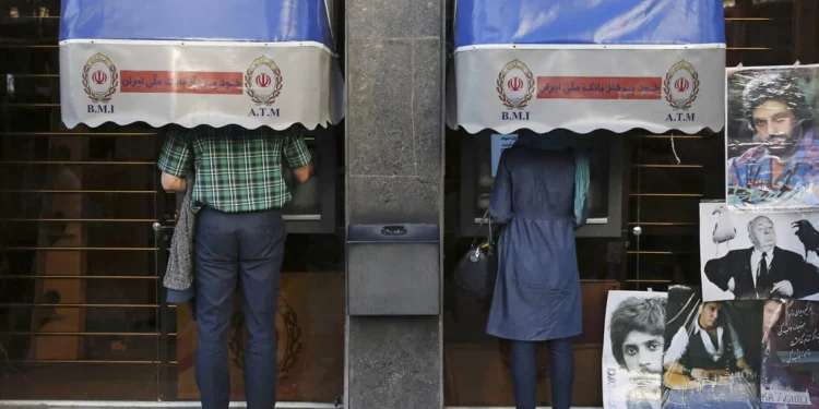 Banco iraní despide a su director por atender a una mujer sin velo