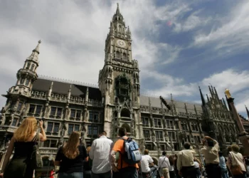 Líder judío es acosado por manifestantes en el aniversario de la Kristallnacht