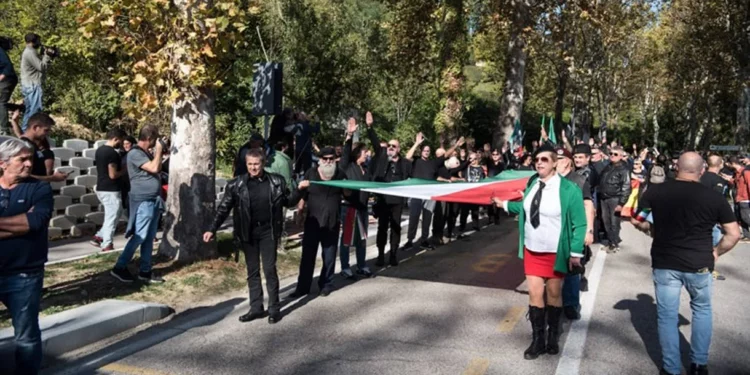 Miles de personas marchan para conmemorar a Benito Mussolini en Italia