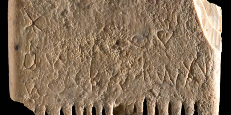 Hallan un peine de marfil del año 1700 a.C. en Tel Lachish