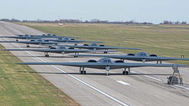 La Fuerza Aérea de EE.UU. exhibió 8 bombarderos sigilosos B-2 a la vez