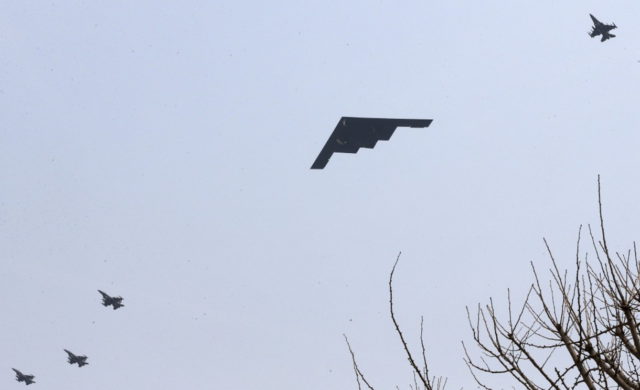 Estados Unidos presenta el nuevo bombardero furtivo B-21 Raider