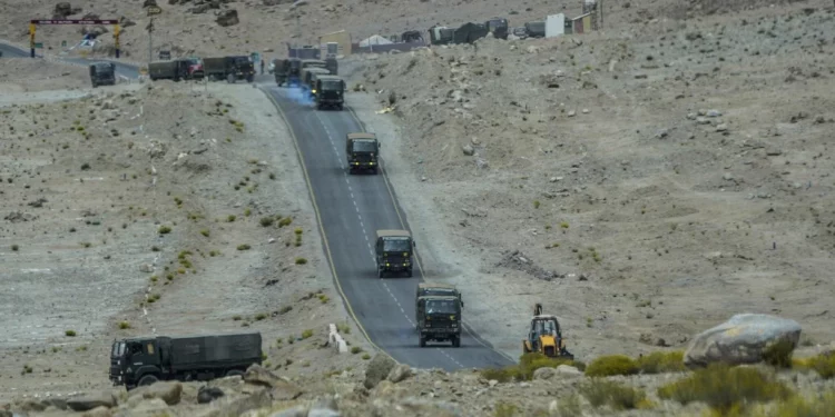 Tropas indias y chinas se enfrentan en la frontera en disputa